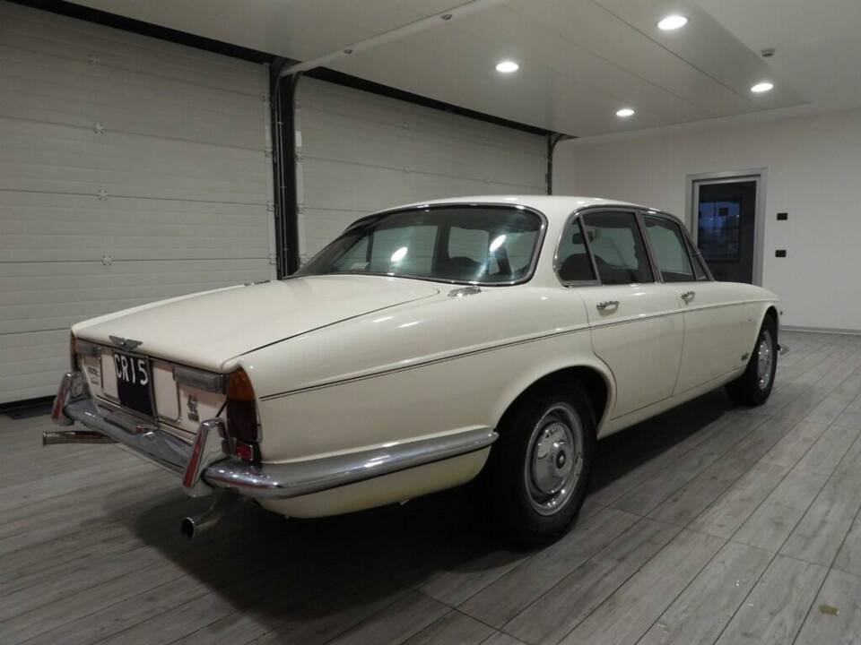 Image 4/15 of Jaguar XJ 6 4.2 (1972)