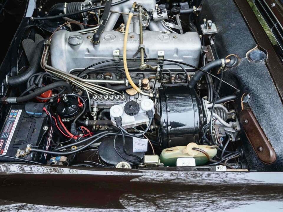 Image 26/28 of Mercedes-Benz 280 SL (1971)