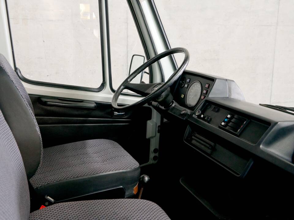 Image 35/43 of Mercedes-Benz T1 208 (1981)