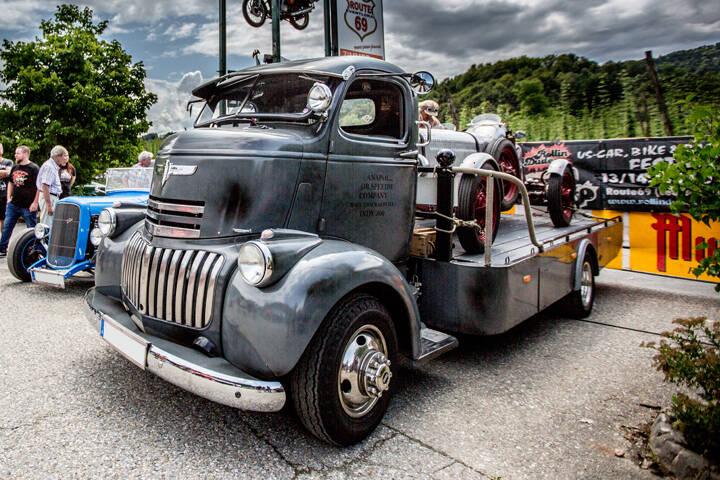 Image 4/8 of Chevrolet COE Truck (1942)