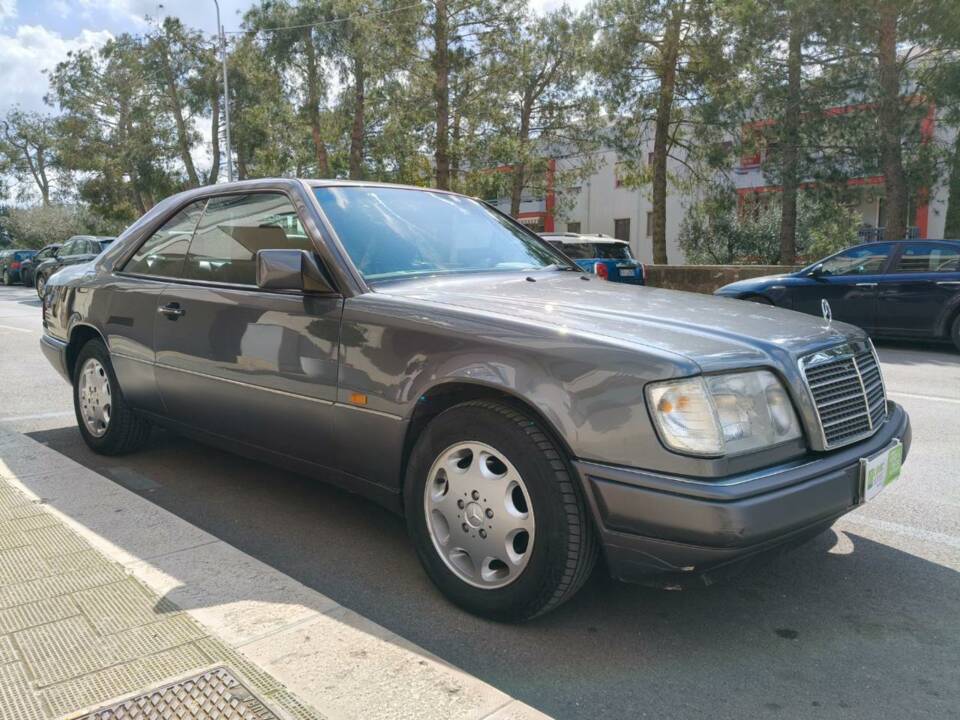 Bild 10/35 von Mercedes-Benz E 200 (1995)