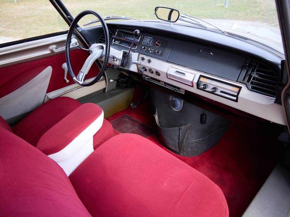 Image 15/28 of Citroën ID 19 (1966)