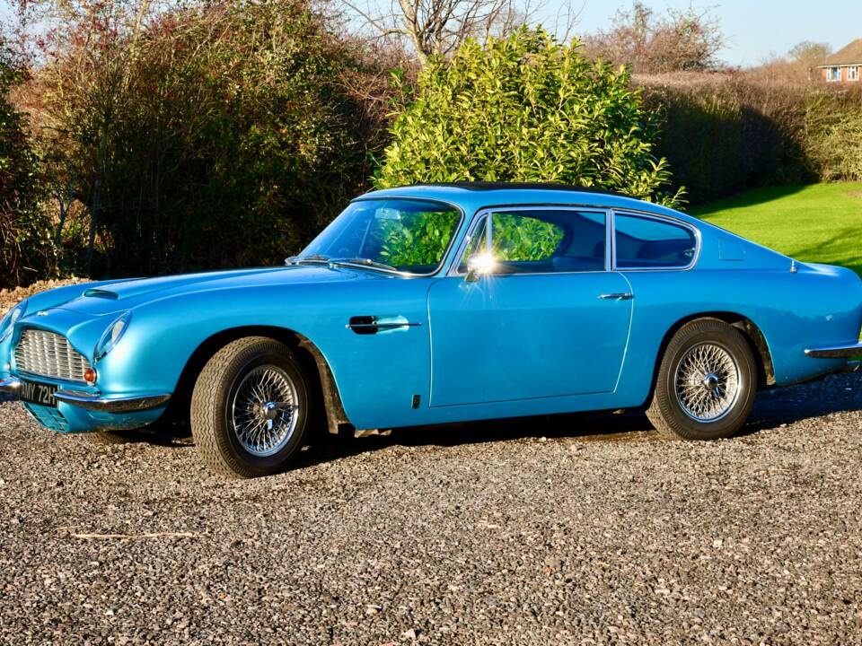 Image 14/19 of Aston Martin DB 6 (1969)