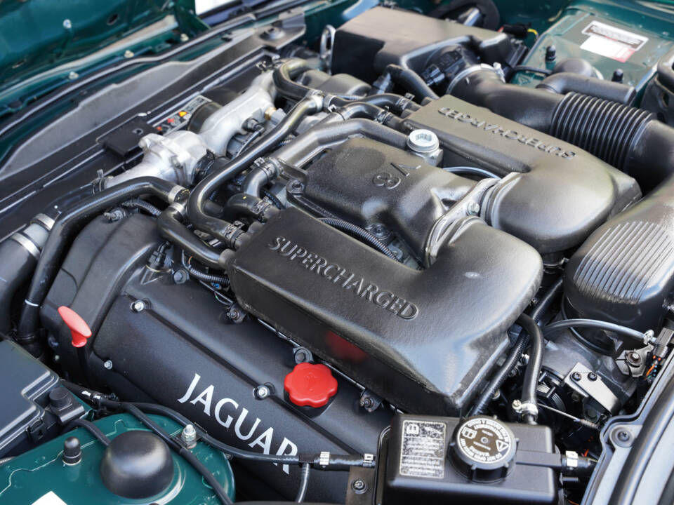 Image 41/50 of Jaguar XKR (2001)