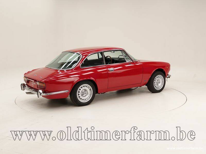 Image 2/15 de Alfa Romeo 2000 GT Veloce (1976)