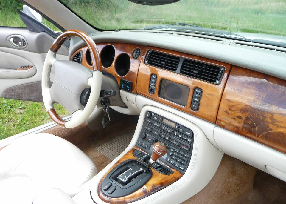Image 2/8 of Jaguar XKR (2001)