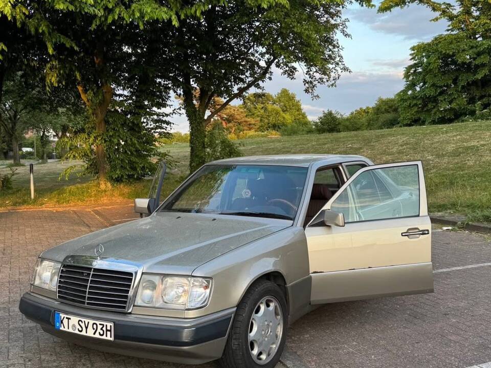Bild 3/13 von Mercedes-Benz 260 E (1989)