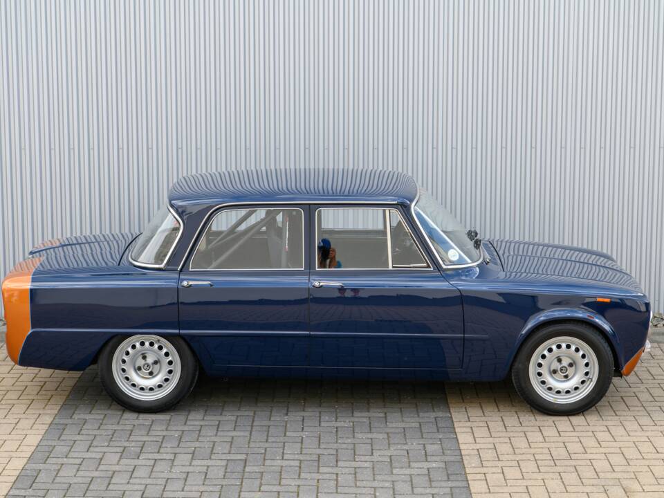 Image 18/56 of Alfa Romeo Giulia Nuova Super 1300 (1974)