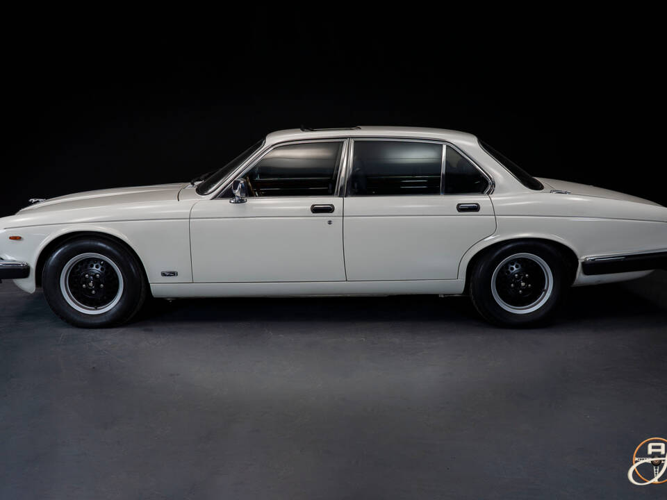 Image 2/22 of Jaguar XJ 12 (1986)