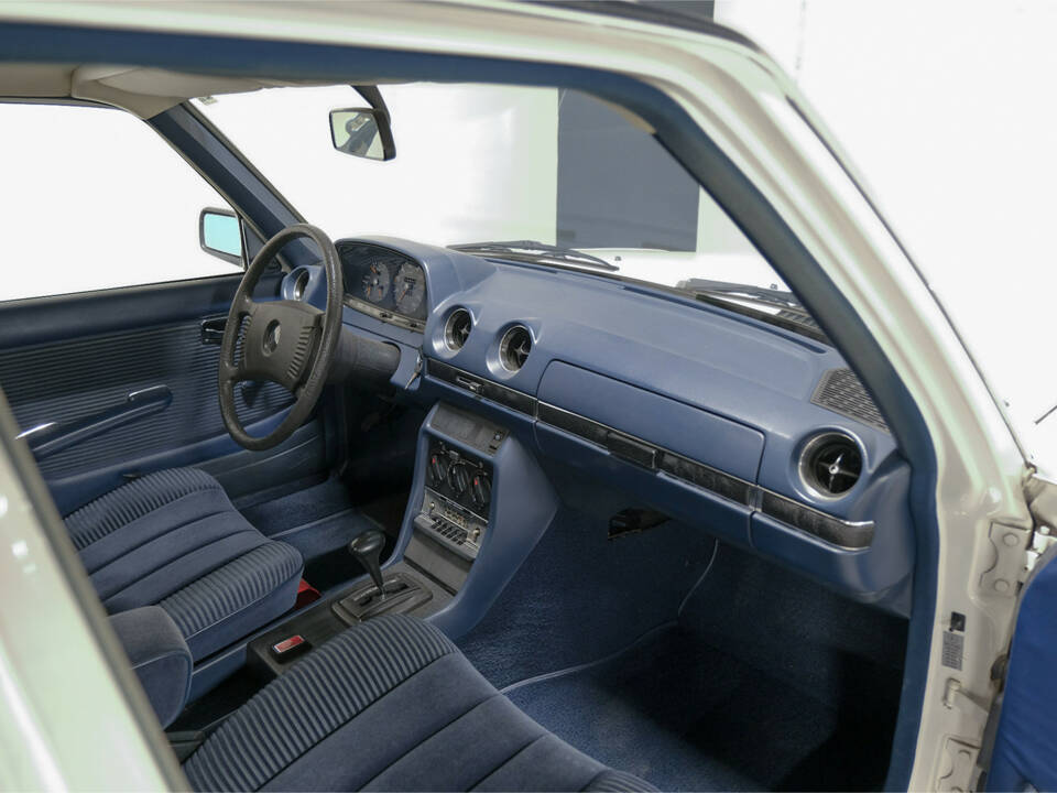 Bild 14/27 von Mercedes-Benz 230 (1977)