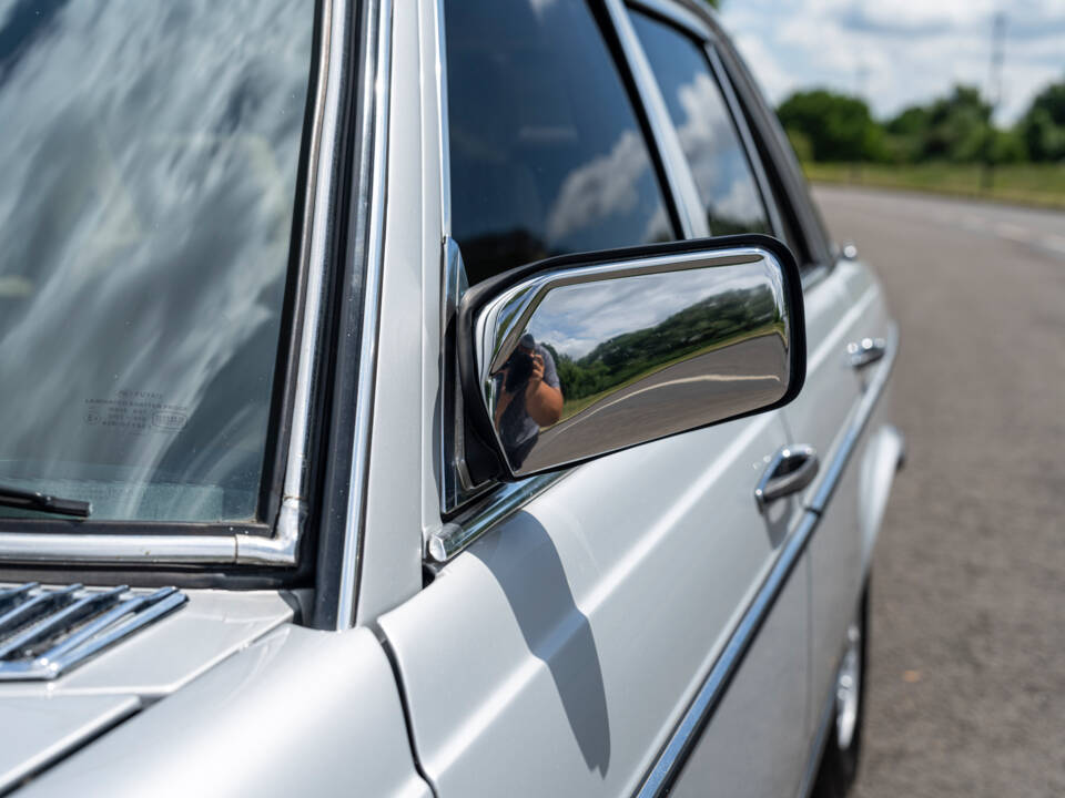 Immagine 10/25 di Mercedes-Benz 280 E (1981)