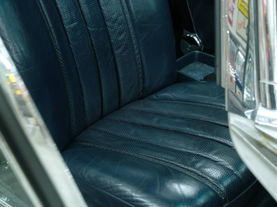 Image 37/50 of Mercedes-Benz 280 SE 3,5 (1970)