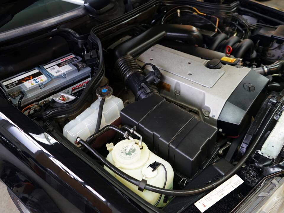 Bild 28/35 von Mercedes-Benz E 320 (1993)