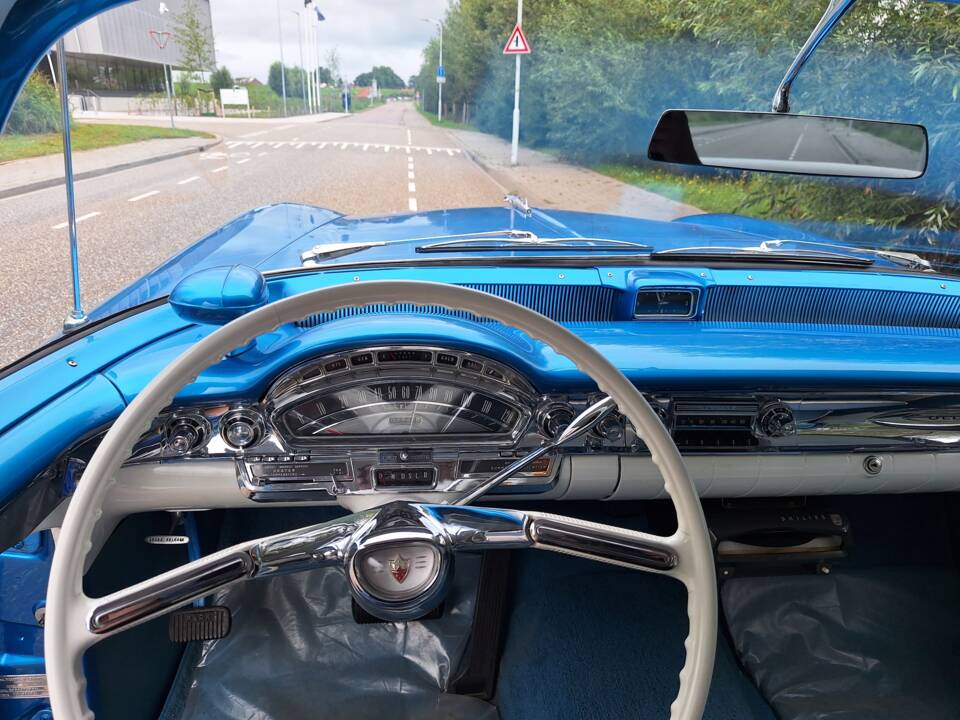 Image 21/34 of Oldsmobile Series 88 Holiday Hardtop (1958)