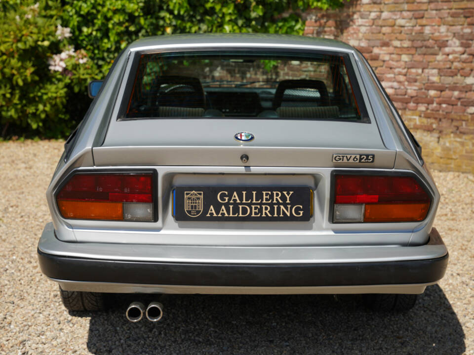Image 6/50 of Alfa Romeo GTV 6 2.5 (1983)