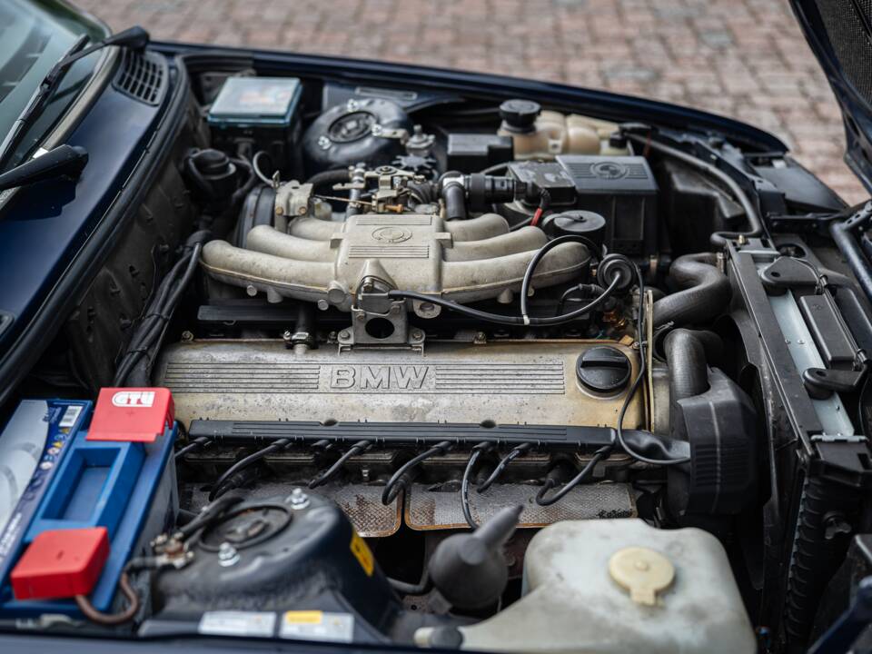 Image 12/99 of BMW 320i (1989)