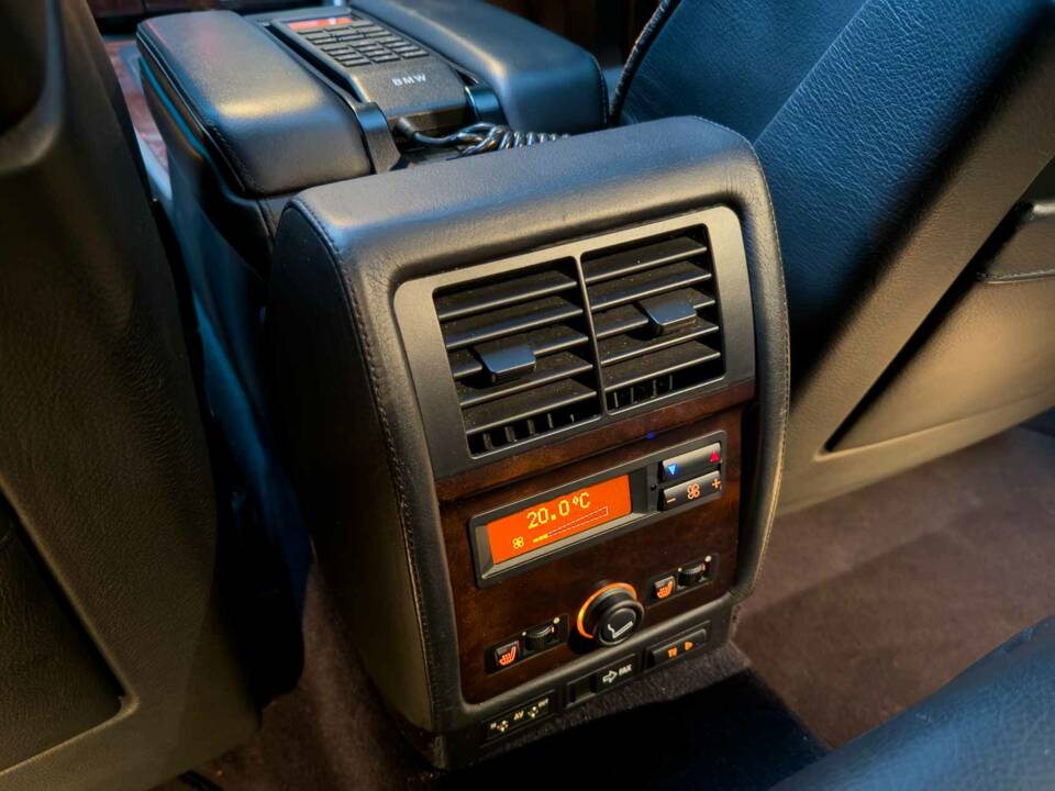 Image 28/41 of BMW 750i (2000)
