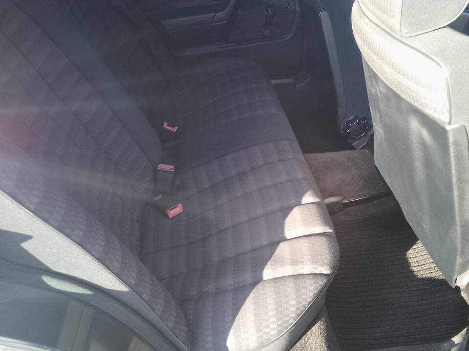 Bild 6/8 von Mercedes-Benz 190 E 1.8 (1990)