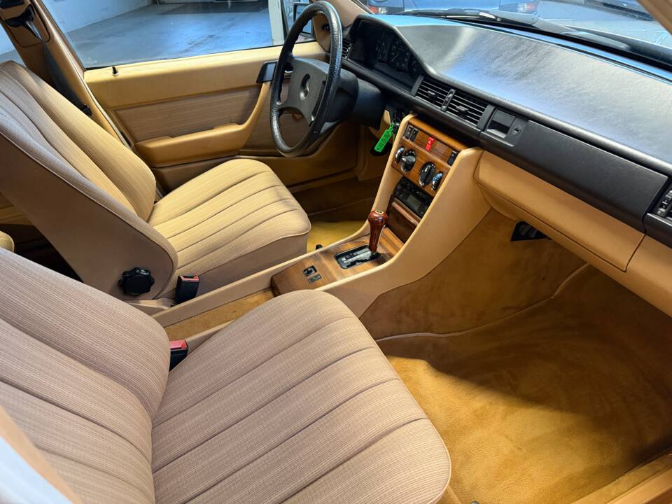 Afbeelding 11/33 van Mercedes-Benz 230 E (1985)