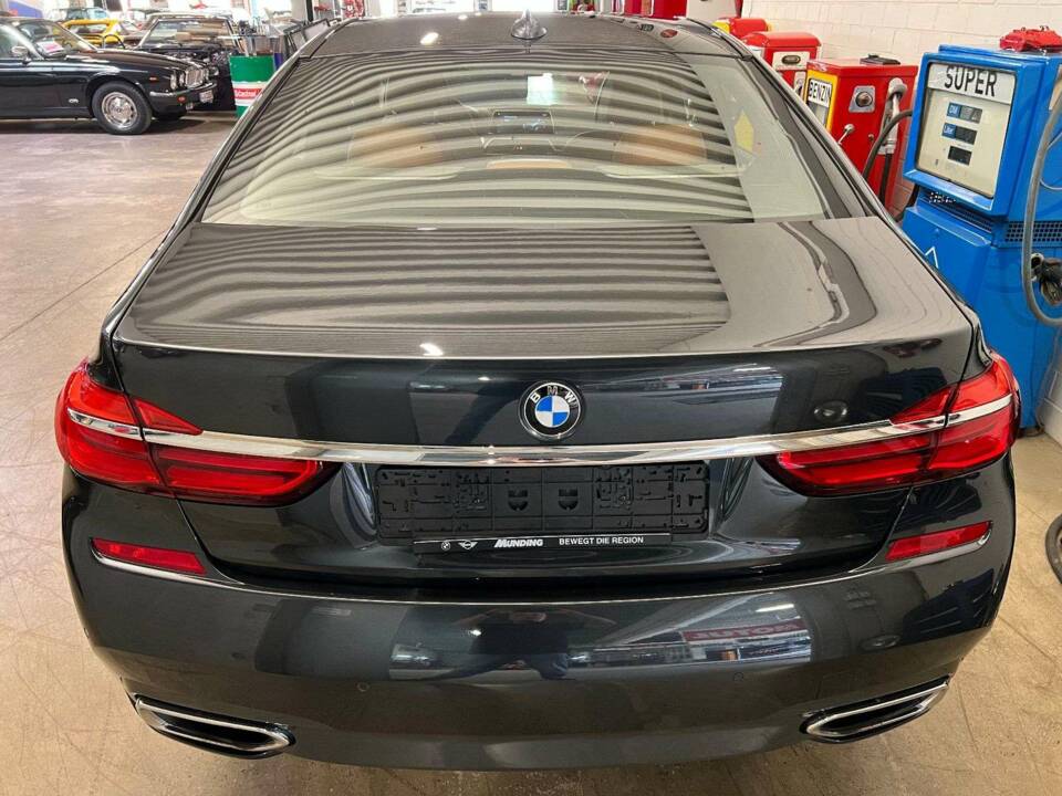 Image 17/18 of BMW 750i (2018)