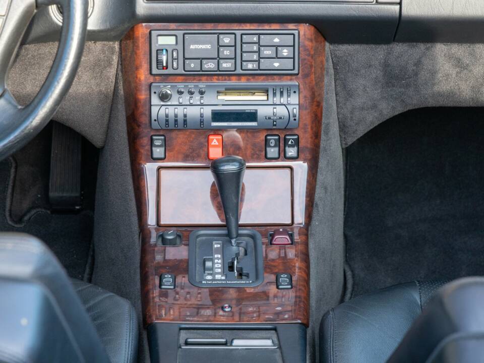 Image 33/50 of Mercedes-Benz 500 SL (1991)