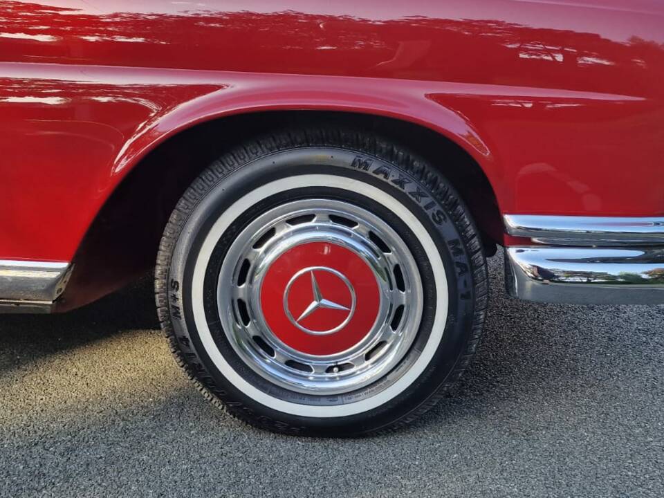 Image 28/44 of Mercedes-Benz 220 SE b (1962)