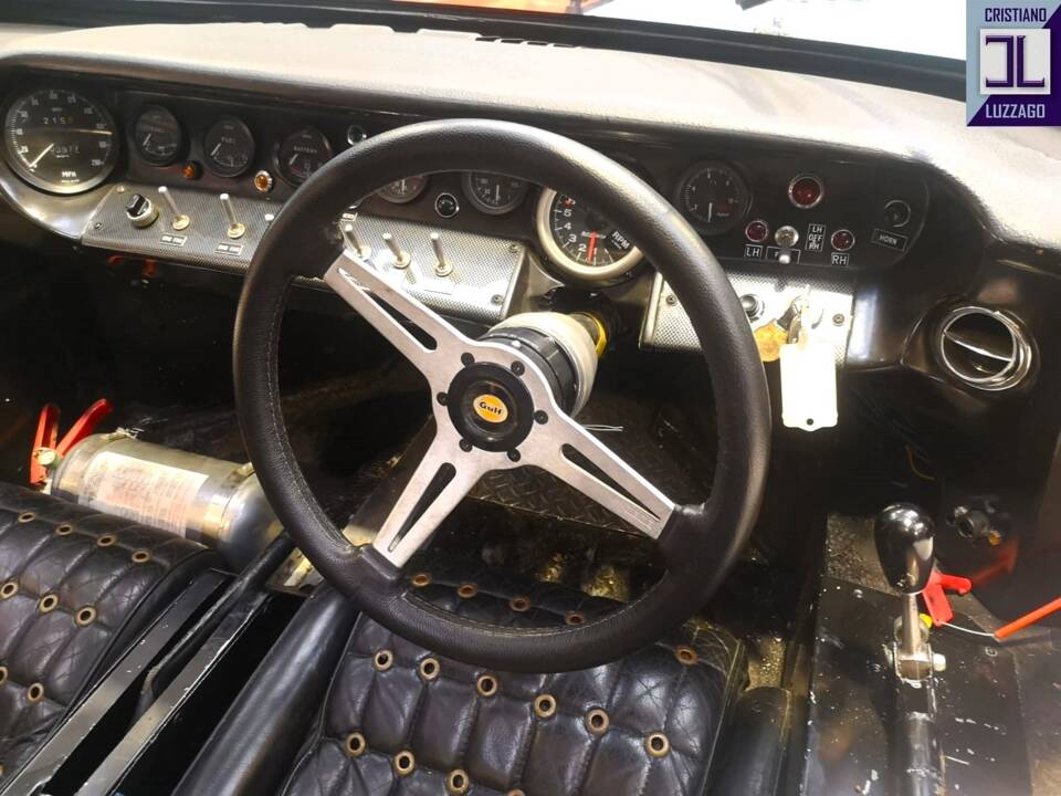 Image 32/50 of Ford GT40 (1966)