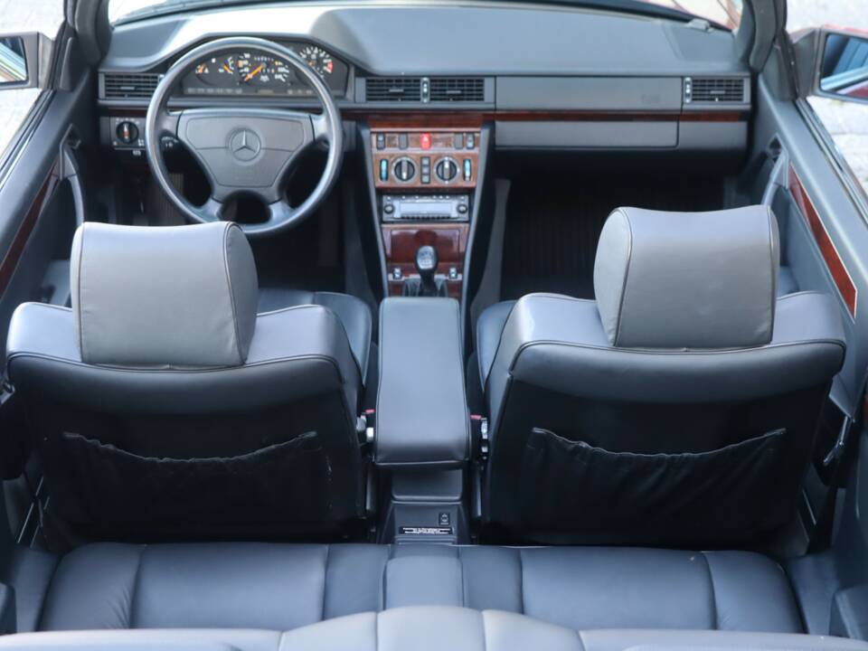 Image 4/50 of Mercedes-Benz E 220 (1994)