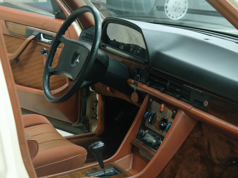 Bild 35/50 von Mercedes-Benz 380 SE (1980)
