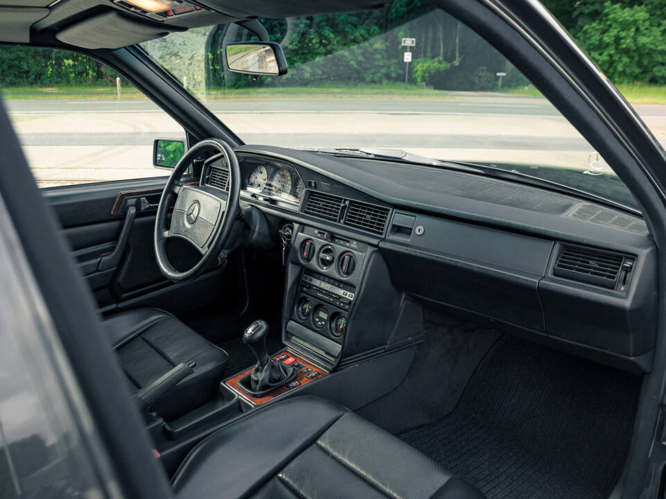 Imagen 28/51 de Mercedes-Benz 190 E 2.5-16 Evolution II (1991)