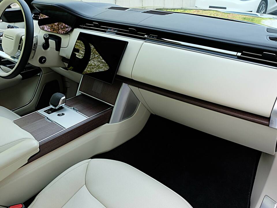 Image 44/61 of Land Rover Range Rover D350 (2025)