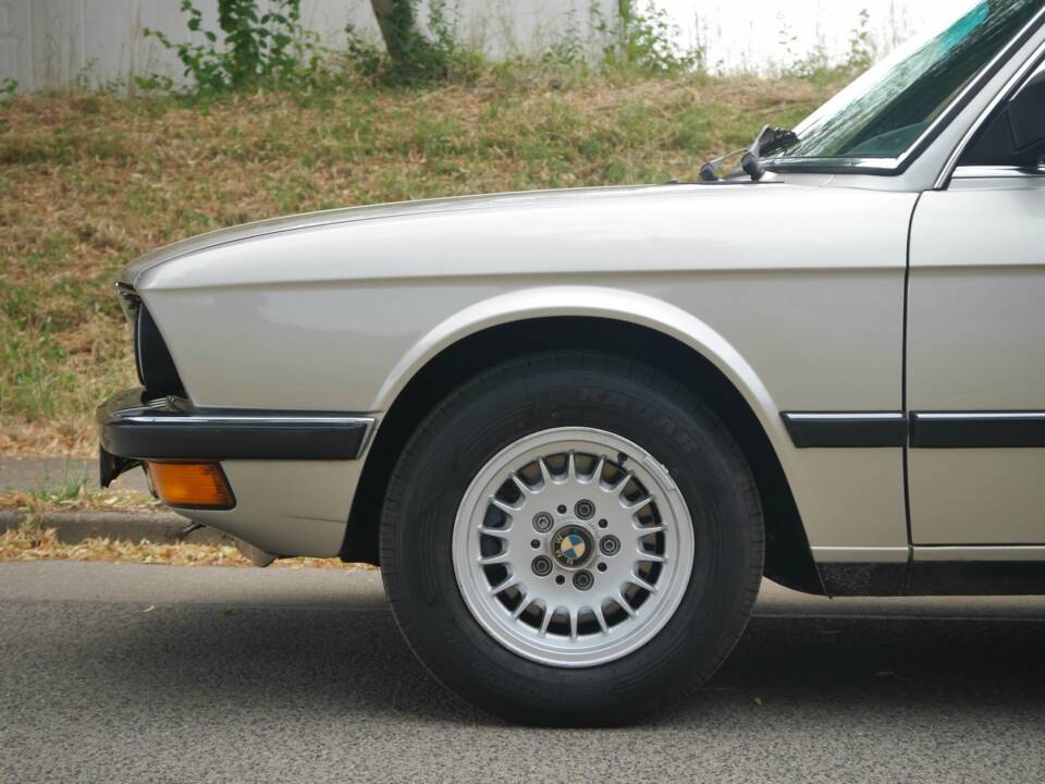 Image 7/42 of BMW 528i (1900)
