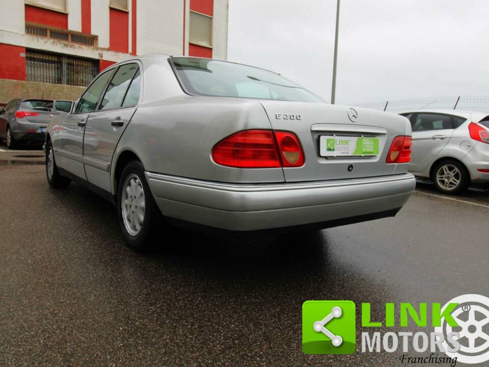 Image 6/10 of Mercedes-Benz E 200 (1997)