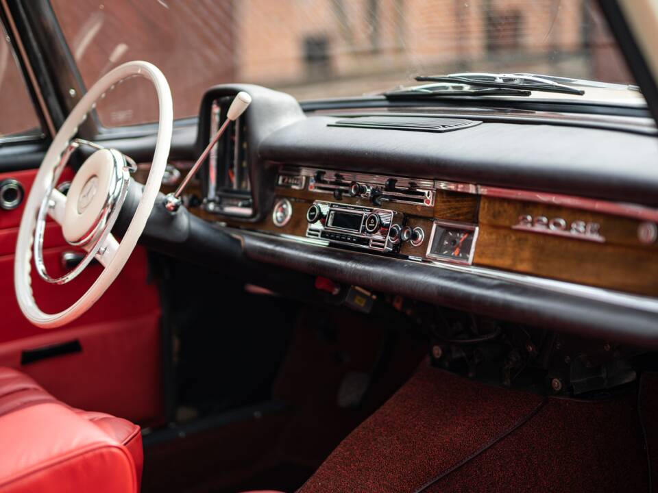 Image 33/42 of Mercedes-Benz 220 SE b (1965)