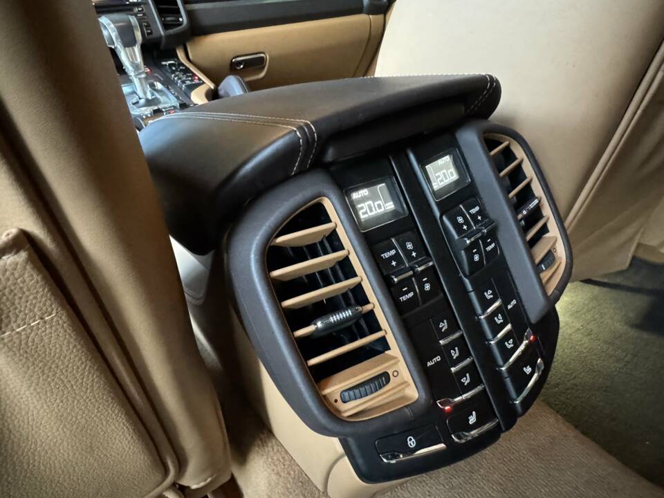 Bild 17/24 von Porsche Cayenne Turbo S (2014)