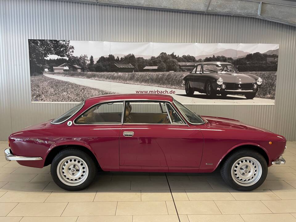 Image 2/18 de Alfa Romeo 2000 GT Veloce (1972)