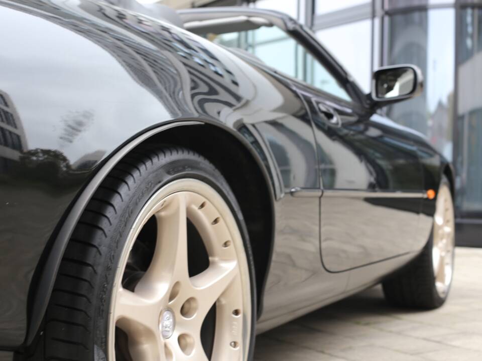 Immagine 32/45 di Jaguar XKR (2001)