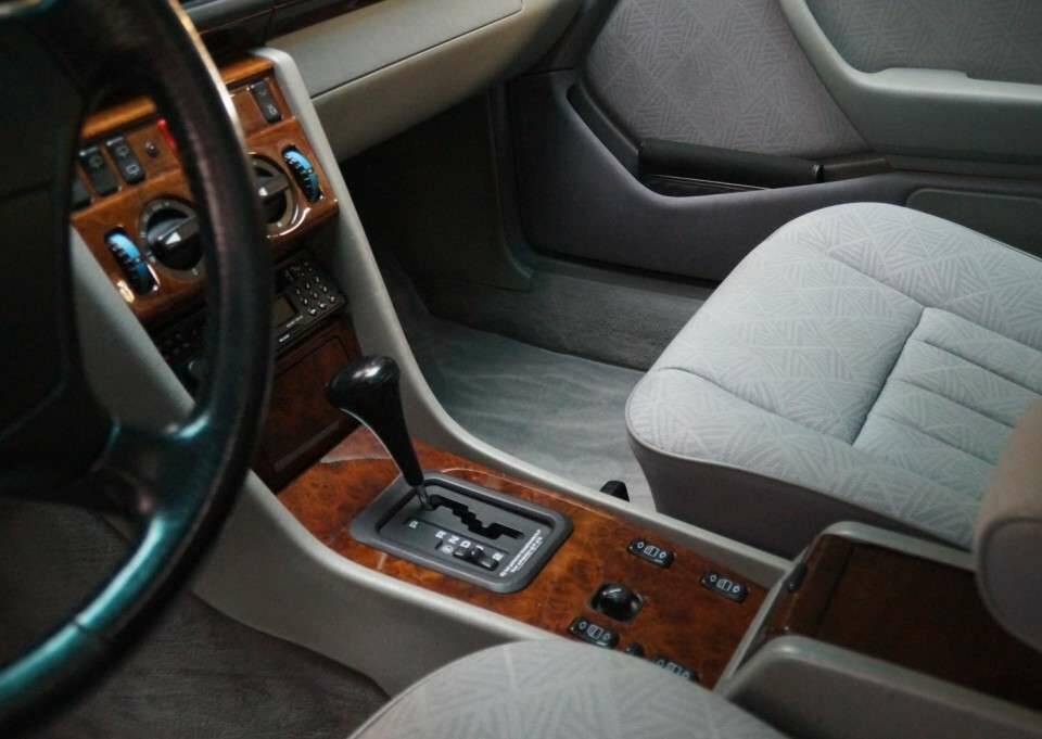 Bild 10/50 von Mercedes-Benz E 280 T (1994)