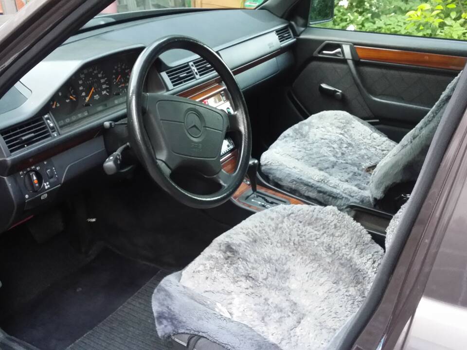 Fahrerplatz und vordere Stoffausstattung mit Sitzbezügen