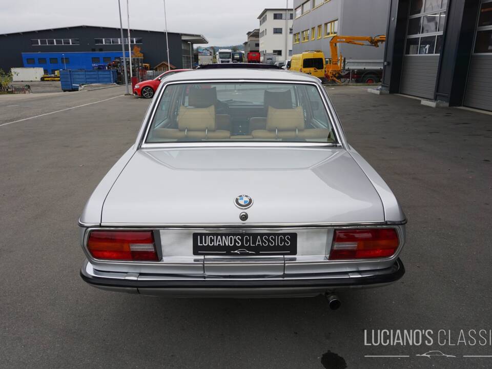 Image 11/76 de BMW 3,3 L (1975)