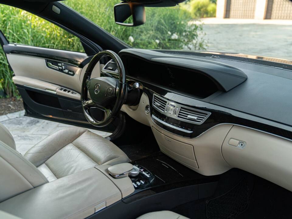 Immagine 26/50 di Mercedes-Benz S 350 CDI BlueEFFICIENCY L (2011)