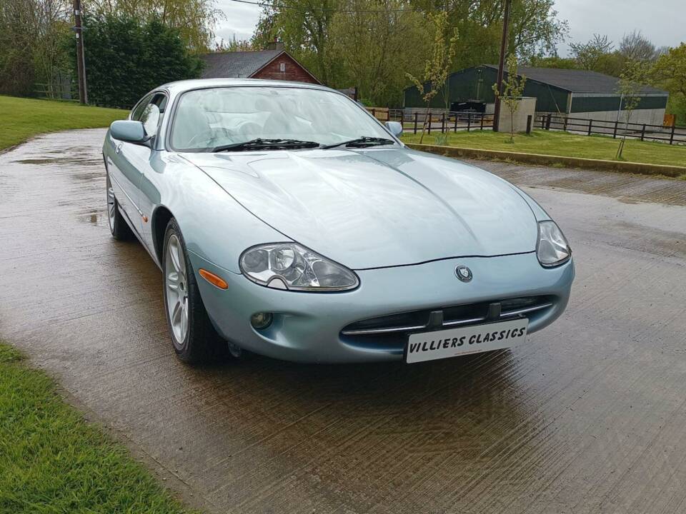 Image 12/21 of Jaguar XK8 4.0 (1996)