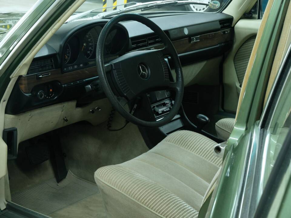 Image 19/50 de Mercedes-Benz 450 SEL 6,9 (1975)