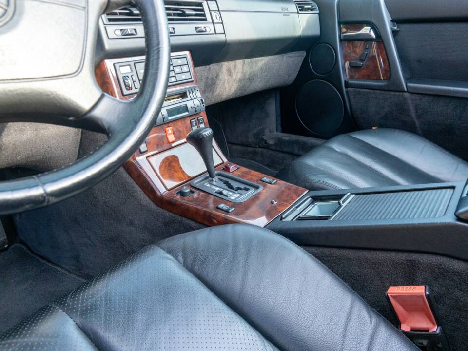 Image 38/50 of Mercedes-Benz 500 SL (1991)