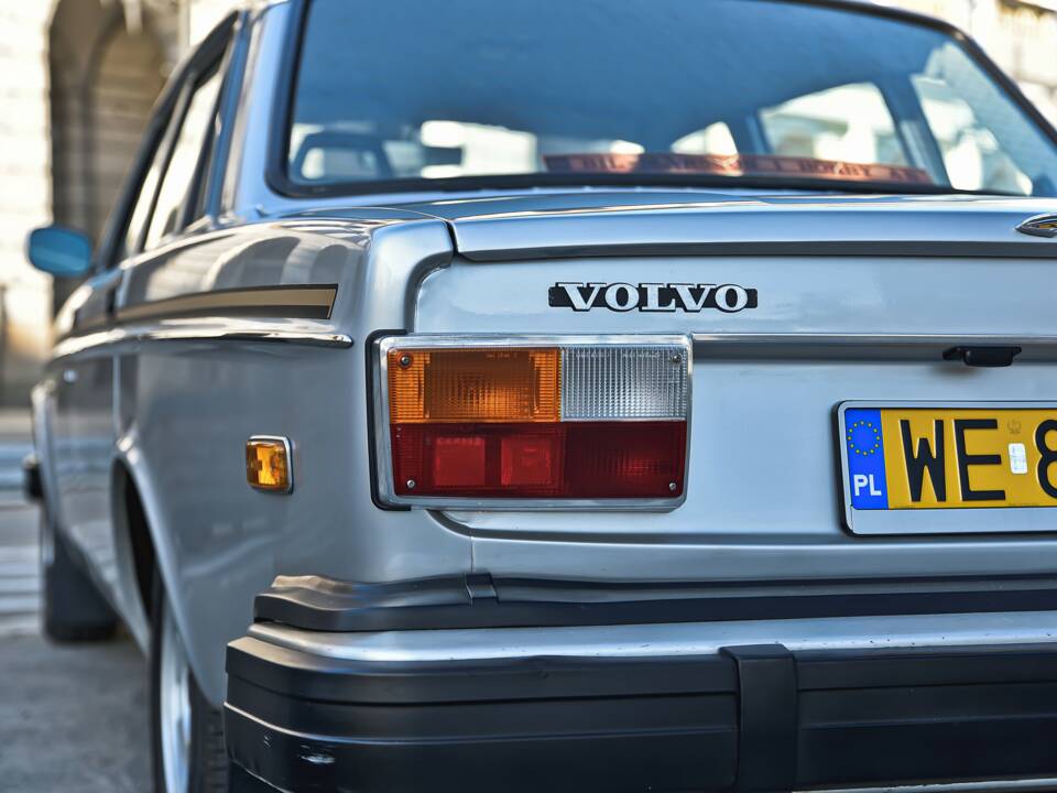 Image 10/38 de Volvo 244 DLS (1977)