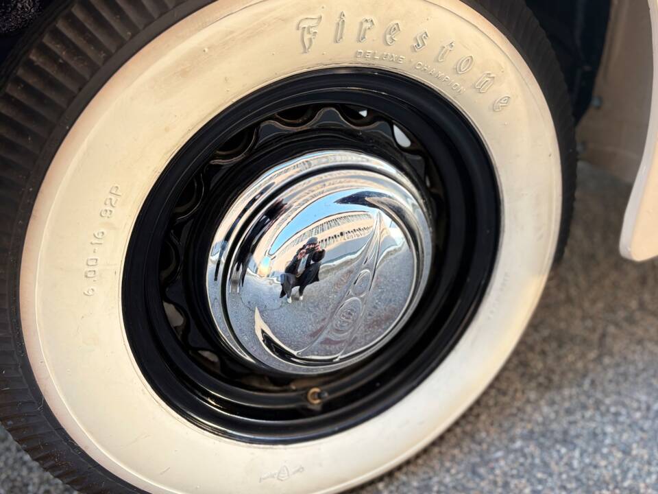 Image 14/26 de Ford V8 Deluxe Club Cabriolet (1937)