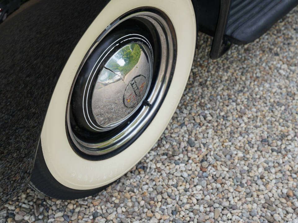 Image 44/50 of Oldsmobile F-Series Business Coupe (1938)