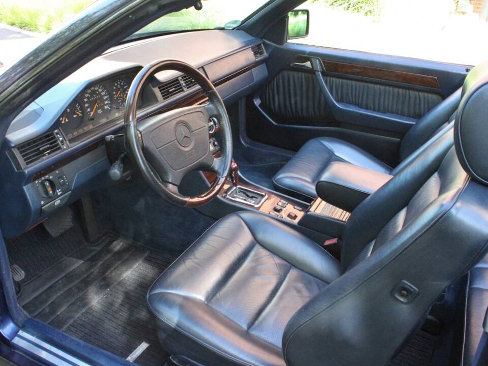 Image 14/21 of Mercedes-Benz E 320 (1995)