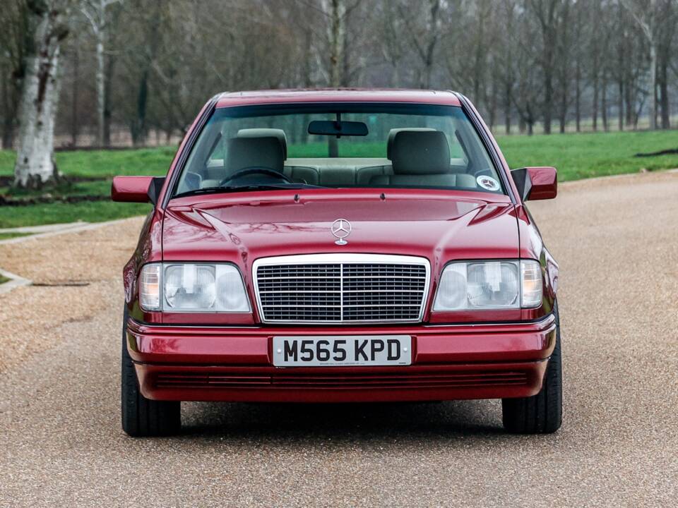 Immagine 6/47 di Mercedes-Benz E 220 (1995)