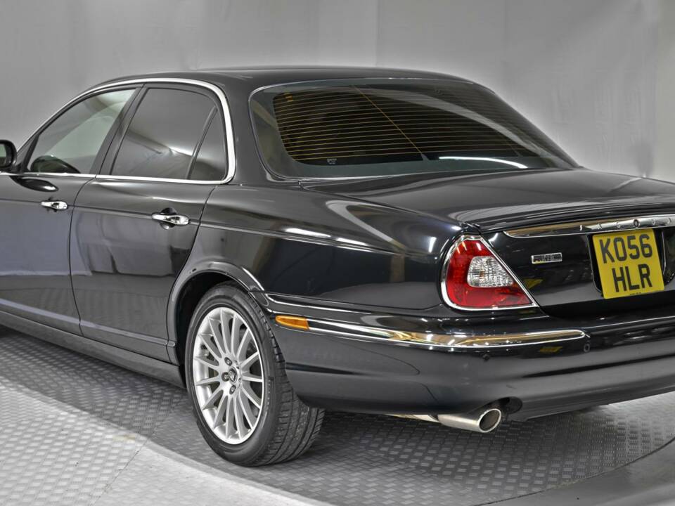 Image 15/50 of Jaguar XJ 8 4.2 (2006)